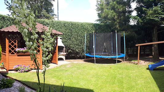 Ogród z altaną zimą